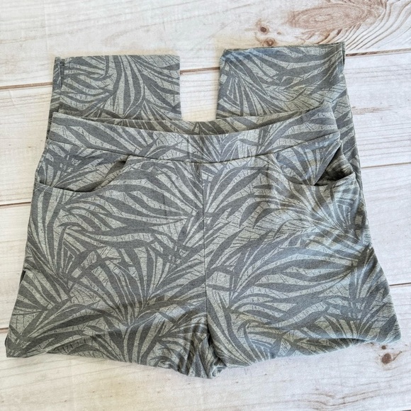 Weekends by Chico’s Gray Bamboo Leaf Print Capri Leggings w Pockets Size 1/M - Picture 1 of 9